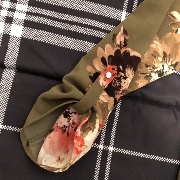 Floral zip back blouse - Picture 2 of 7